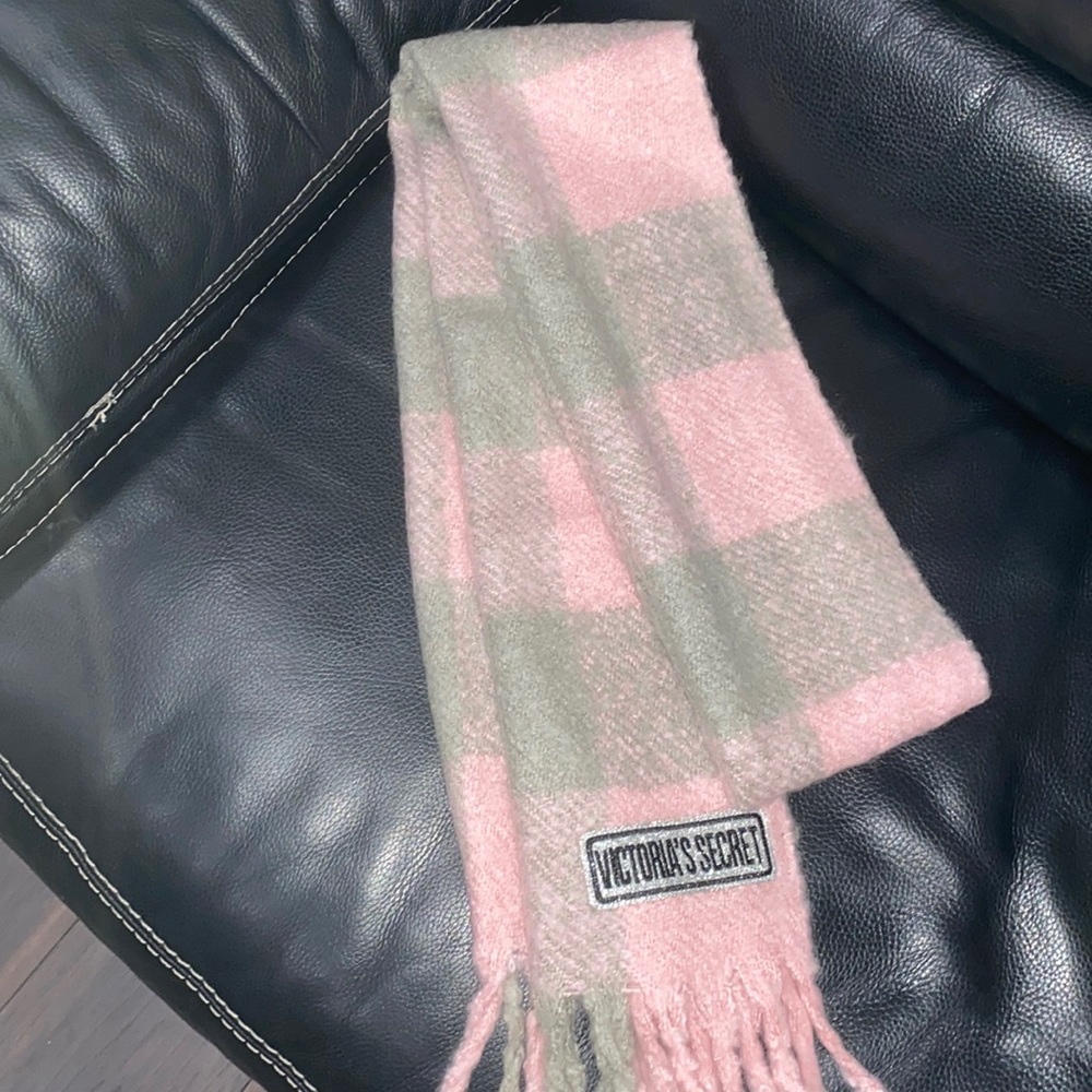 Super cute Victoria’s Secret scarft!